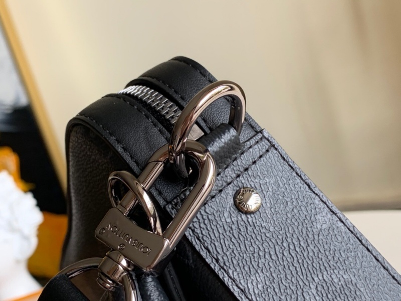 M69443 LV Trio 郵差包 Monogram Eclipse 帆布男包 黑花