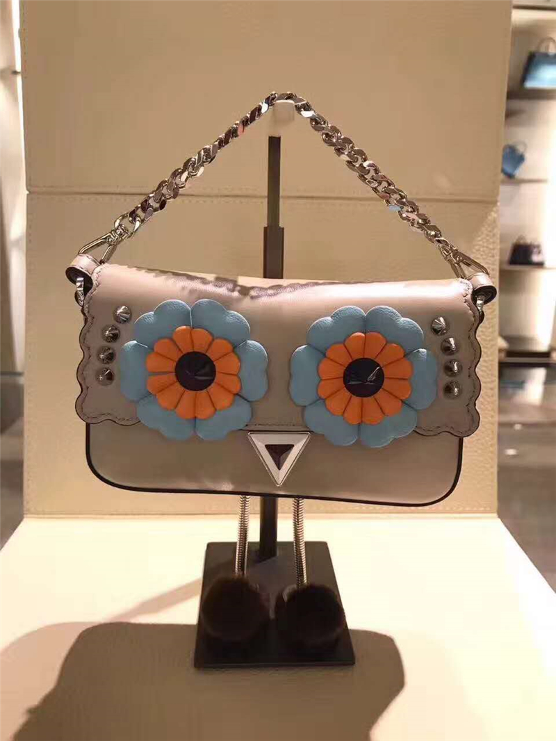 203 FENDI 芬迪 小怪獸帶腳包 拼色花朵鉚釘 鏈條手提肩包 米色