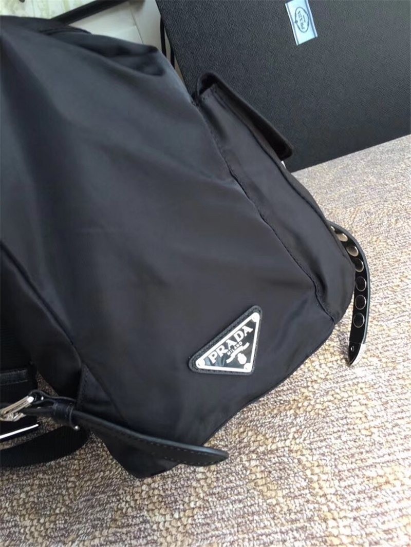 1BZ2811 Prada Black Nylon背包 柳釘扣帶 尼龍配牛皮 雙肩包 黑配紅