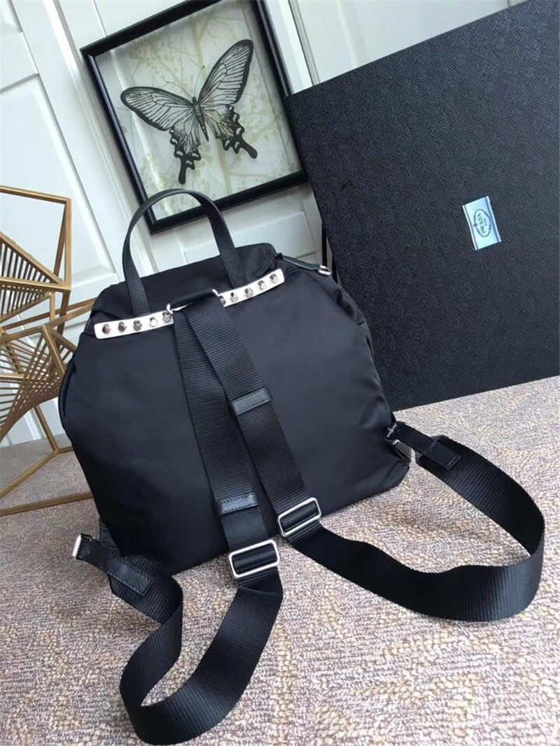1BZ2811 Prada Black Nylon背包 柳釘扣帶 尼龍配牛皮 雙肩包 黑配紅
