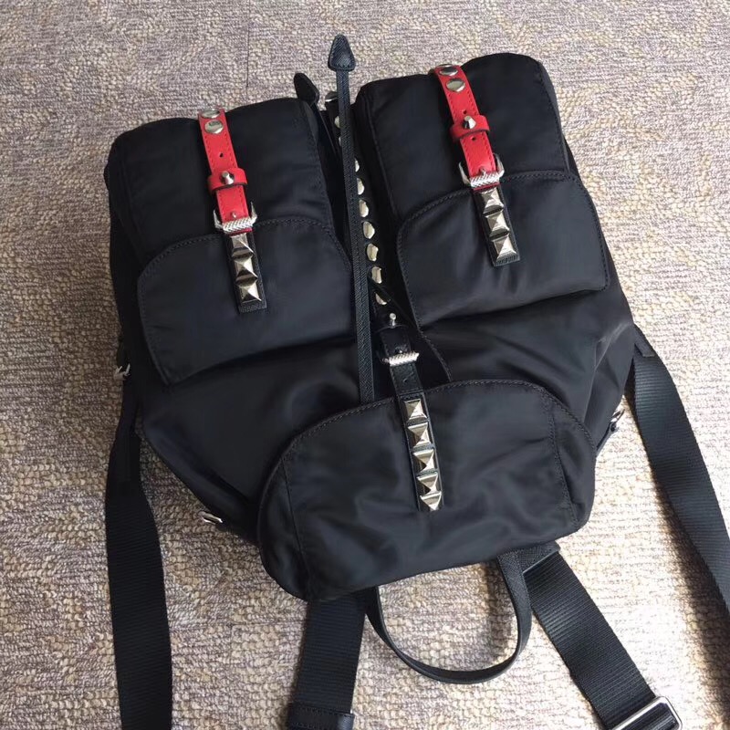 1BZ2811 Prada Black Nylon背包 柳釘扣帶 尼龍配牛皮 雙肩包 黑配紅