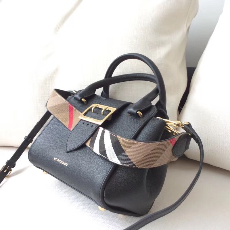 Burberry巴寶莉 專柜新款 小號 翻蓋金屬帶扣 手提肩背包 黑色
