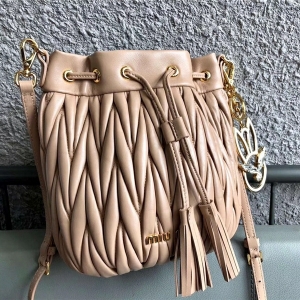 5BE014 MIUMIU ¿ BUCKET BAG Ƥް Ͱΰ 