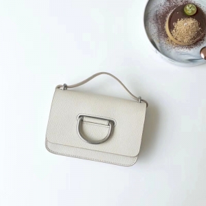  BurberryŮ ͌Ů Dͭh(hun) ͌ Burberry ɫ