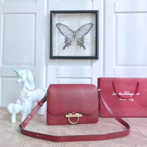 21H321 Ferragamoִ ﶬ͹ Gancinii ƸĽŮ w Ƽt