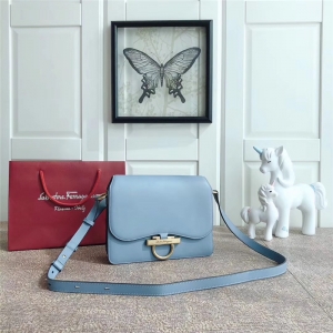 21H321 Ferragamoִ ﶬ͹ Gancinii ƸĽŮ w ˮ{