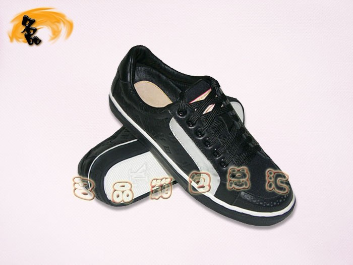 1PLV LV/路易威登 新款牛皮時尚男鞋 LV 休閑鞋 LV 經(jīng)典款 LV 板鞋 黑色