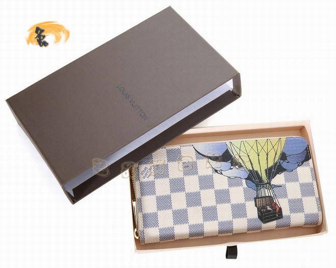 M63006 LV最新款 卡通畫版長(zhǎng)款錢包 LV錢包 白色棋盤格女士錢夾 LV Zippy系列