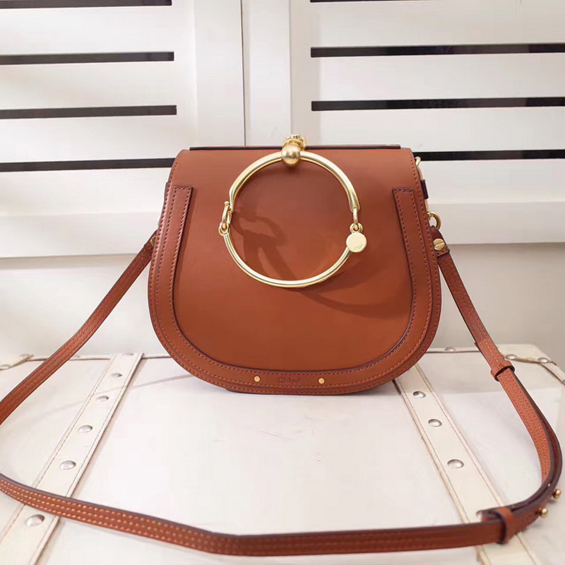 chloe Nile手環包 手鐲式提手手袋 光滑小牛皮拼接麂皮小牛皮中號手鐲式提手手袋 焦糖色
