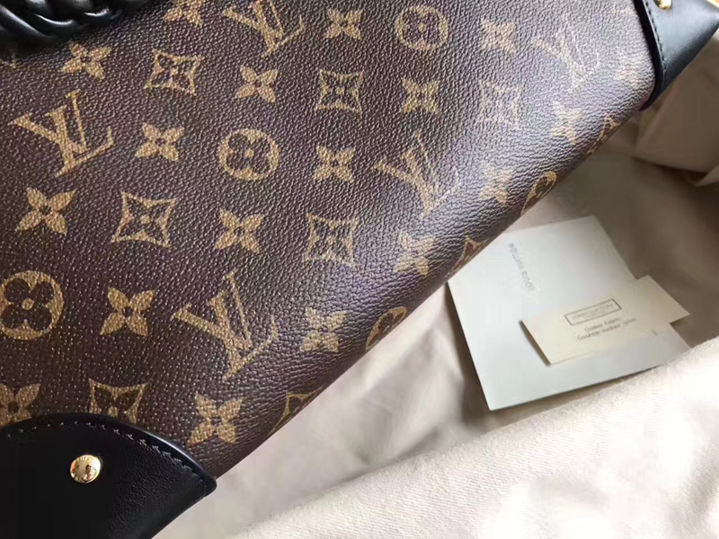 M44130 LV TRIANGLE SOFTY 手袋 LV老花水桶包 LV手提包