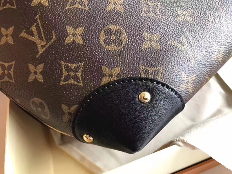 M44130 LV TRIANGLE SOFTY 手袋 LV老花水桶包 LV手提包