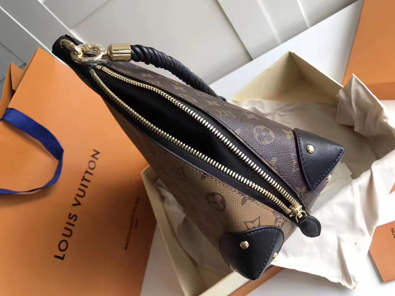 M44130 LV TRIANGLE SOFTY 手袋 LV老花水桶包 LV手提包