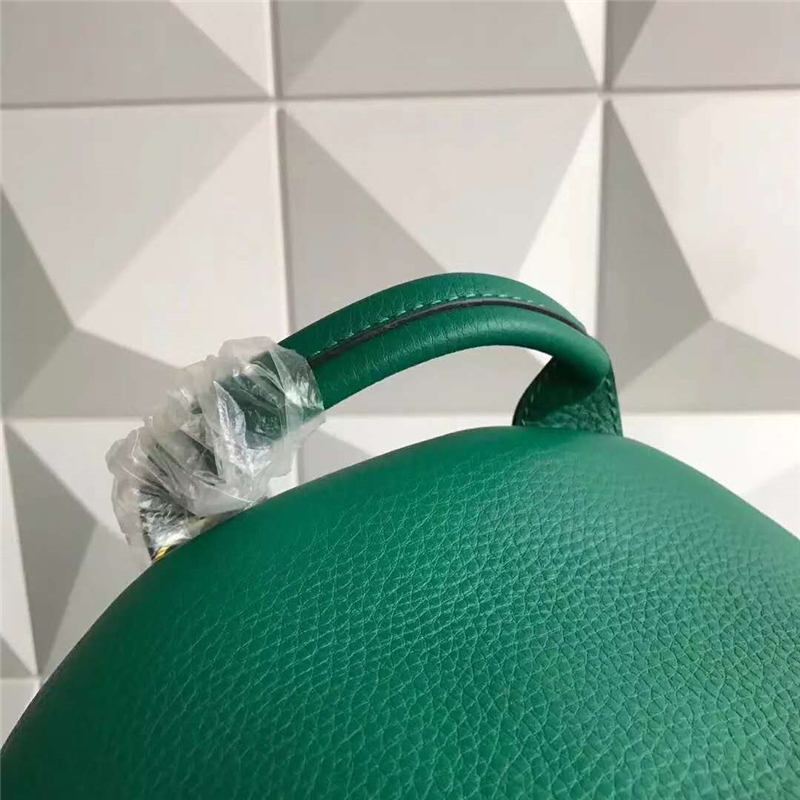 FENDI 芬迪 013S 新款經典優質柔軟小牛皮雙肩背包 綠色