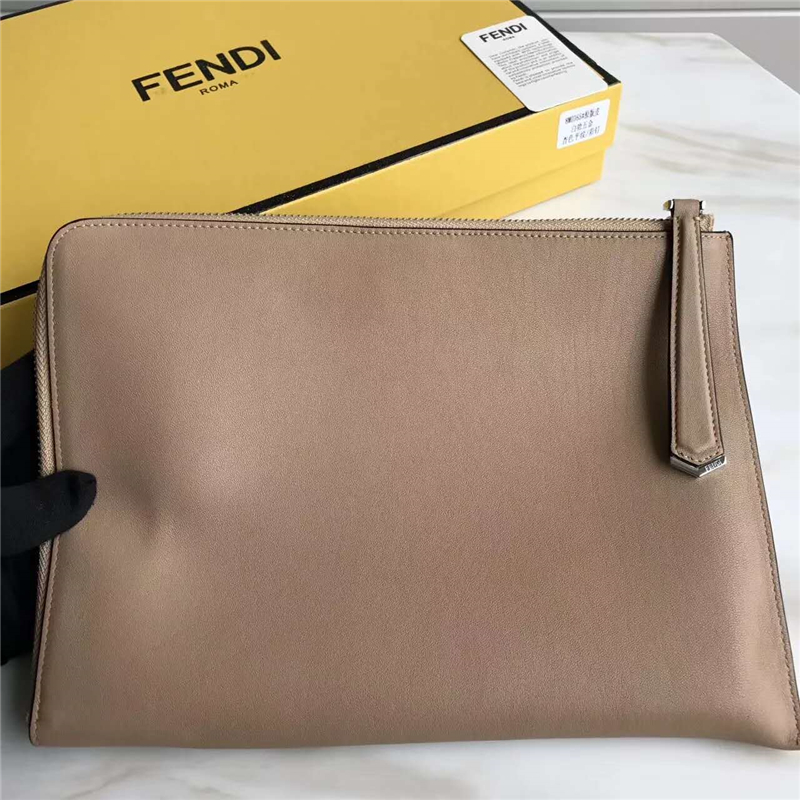 FENDI 芬迪 0365L 新款柔軟小牛皮彩色鉚釘環(huán)繞拉鏈?zhǔn)帜冒?杏色