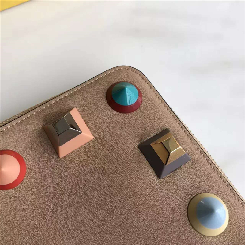 FENDI 芬迪 0365L 新款柔軟小牛皮彩色鉚釘環(huán)繞拉鏈?zhǔn)帜冒?杏色