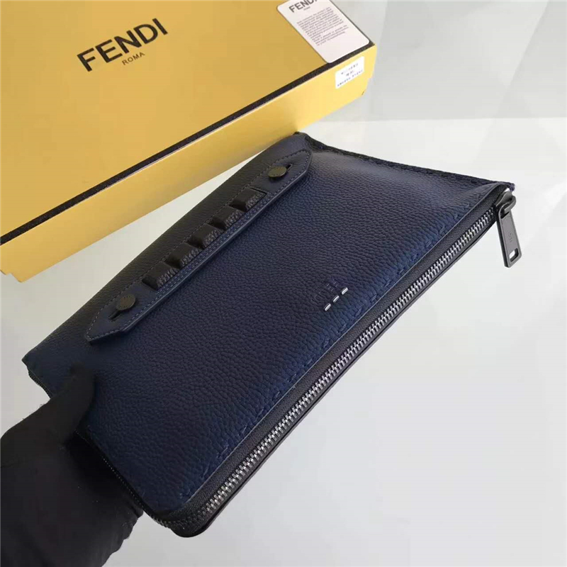 FENDI 芬迪 0225 精選小牛皮荔枝紋加釘腕帶手拿包 藍(lán)色