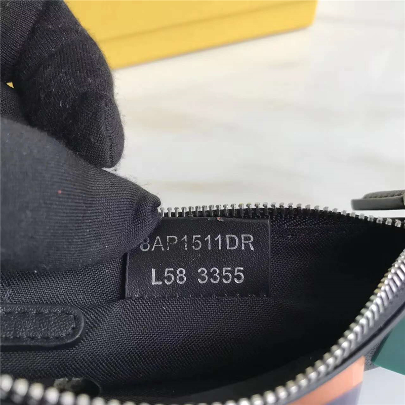 FENDI 芬迪 1513 2017新款女士皮質鉚釘裝飾短款拉鏈零錢包 黑色