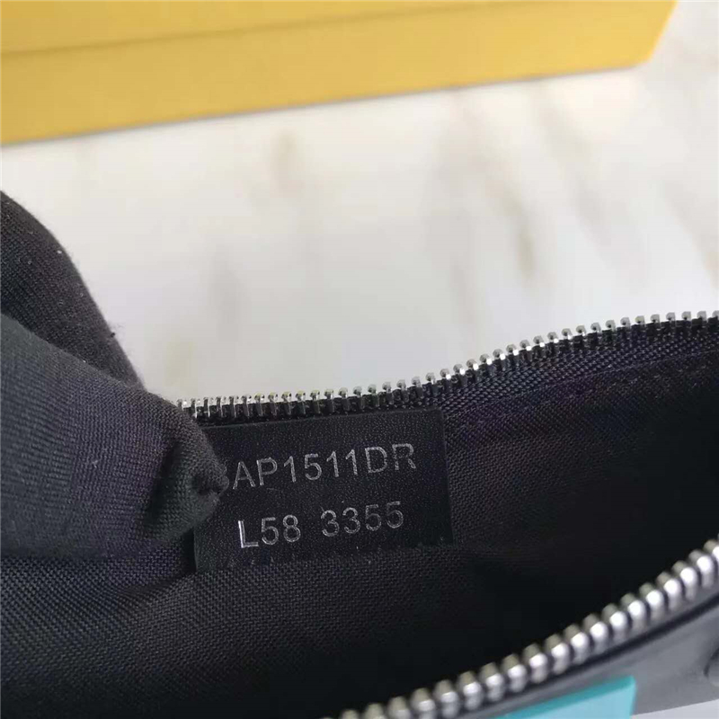 FENDI 芬迪 1512 2017新款小牛皮鉚釘裝飾纖薄拉鏈零錢包 黑色