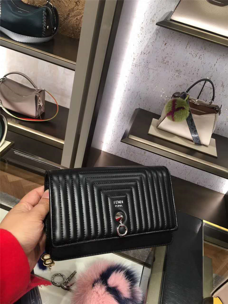 FENDI 芬迪 6346 柔軟板巖軟羊鏈式皮夾 金屬環 可拆卸鏈條肩帶 黑色