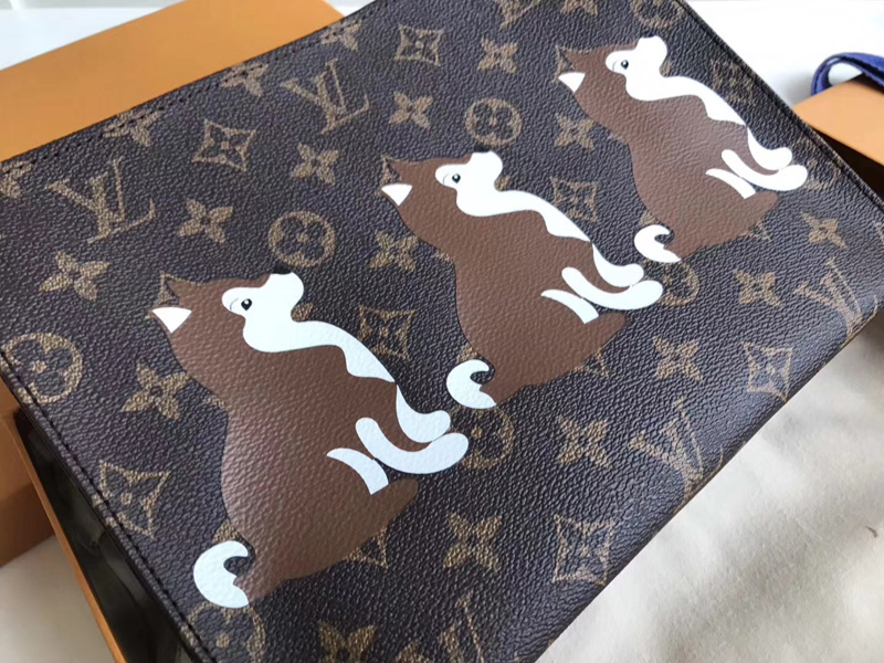 M47542 LV Monogram帆布化妝盒 26號盥洗袋 LV柴犬系列手拿包 LV手包