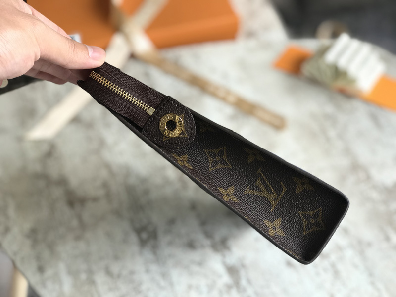 M63066 POCHETTE VOYAGE 中號手袋 LV男包 LV手包 LV銀色涂層手拿包