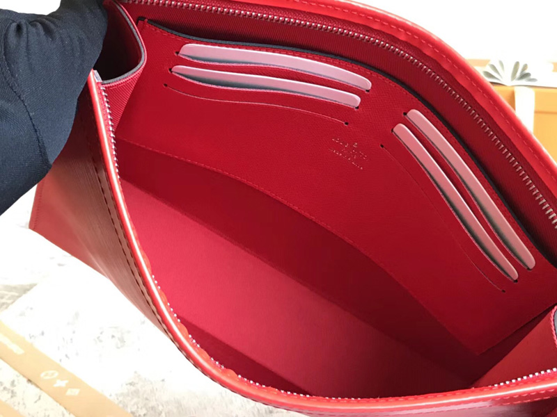 M41366 LV Supreme 聯名系列 Pochette Voyage 中號手袋 LV手拿包 紅色