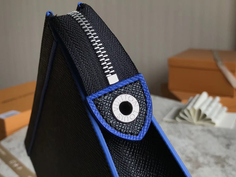 M30573 LV Pochette Voyage 中號手袋 LV Taiga皮革手包 LV男包 LV手包