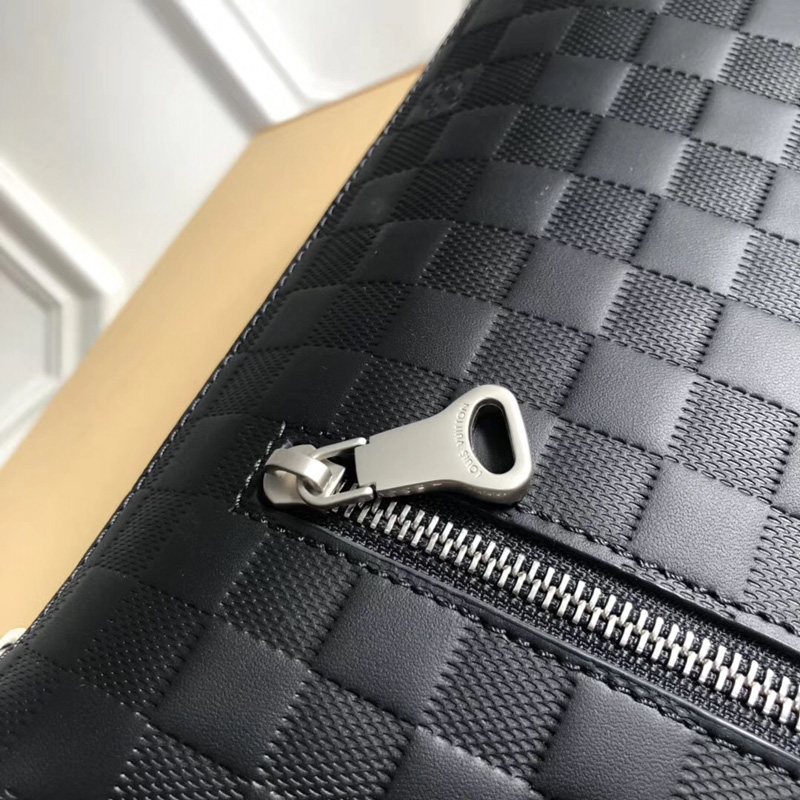 M42461 LV Danube 手袋 LV男包 Shadow黑色牛皮壓紋 LV拉鏈男士斜挎包