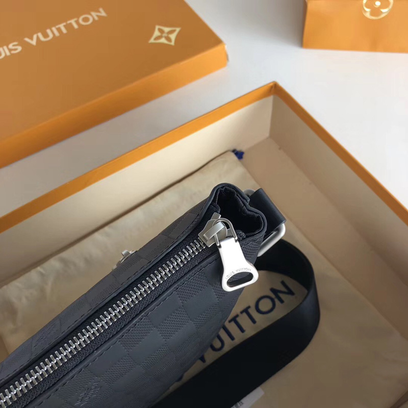 M80376 LV Danube小號手袋 LV男包 Shadow黑色牛皮壓紋 LV拉鏈男士斜挎