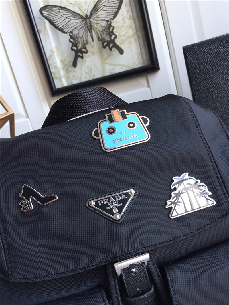 1BZ2811 Prada背包 Prada雙肩包 尼龍配牛皮 公仔圖案 普拉達雙肩包 黑色