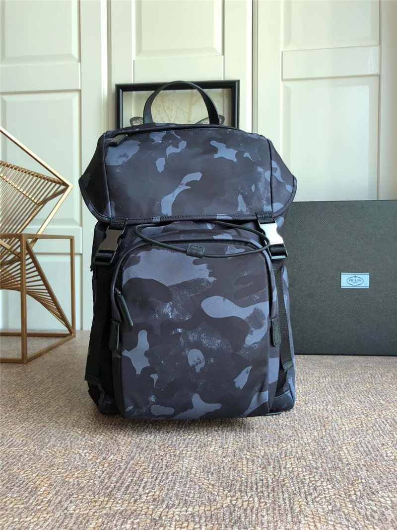 2VG0135 Prada背包 迷彩字母印花 降落傘布料 普拉達雙肩包 灰藍色