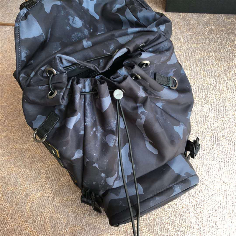 2VG0135 Prada背包 迷彩字母印花 降落傘布料 普拉達雙肩包 灰藍色