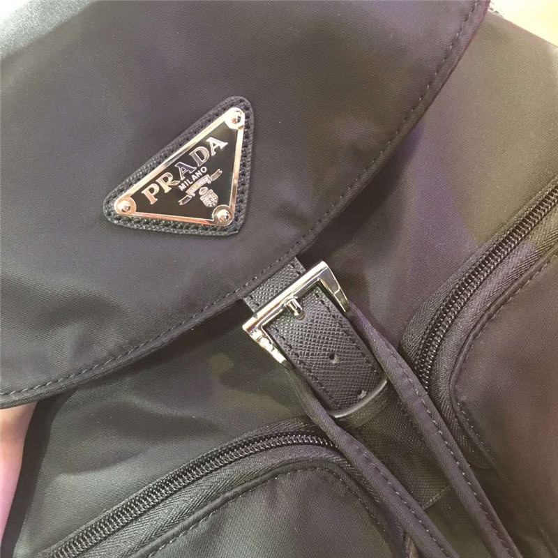 1BZ005 Prada男包 普拉達雙肩包 尼龍材質 翻蓋抽繩 Prada雙肩包 黑色