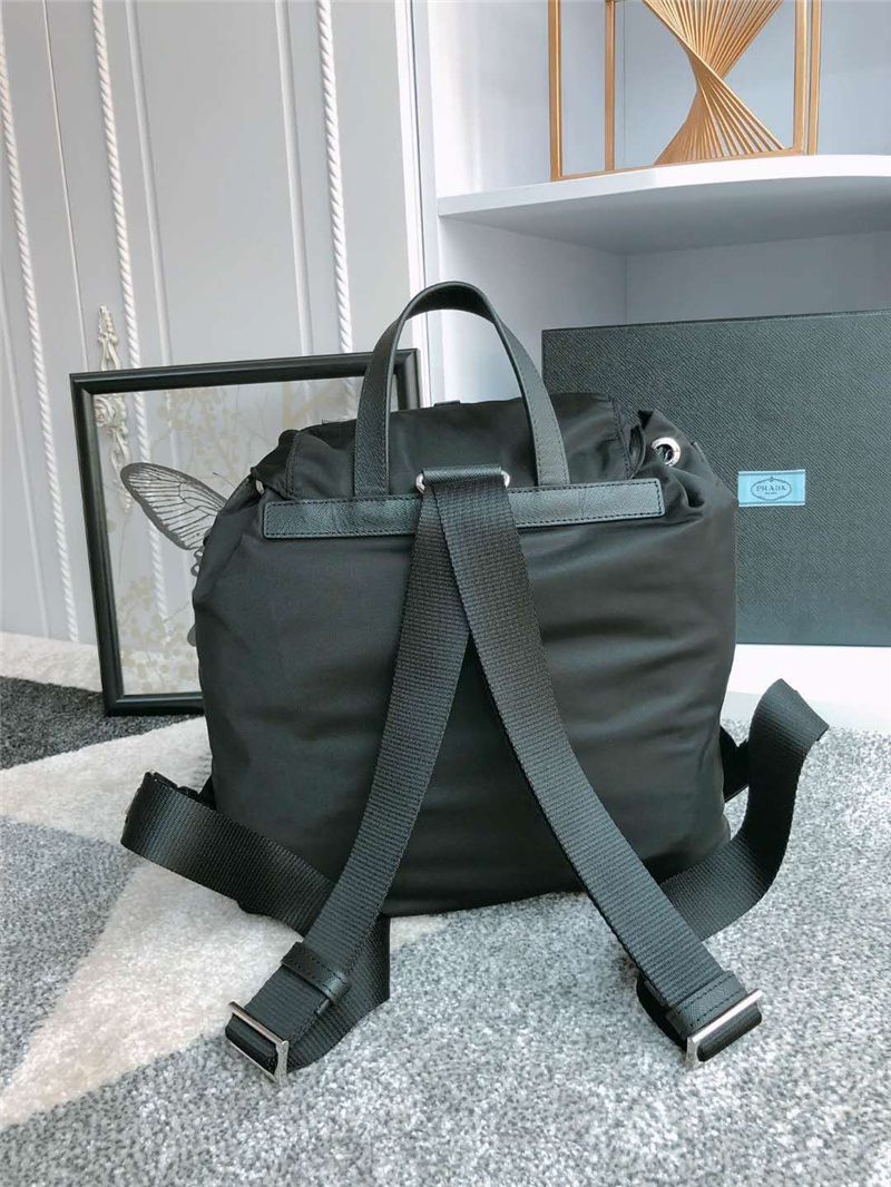 1BZ2811 Prada背包 Prada雙肩包 尼龍配牛皮 公仔圖案 普拉達雙肩包 黑色