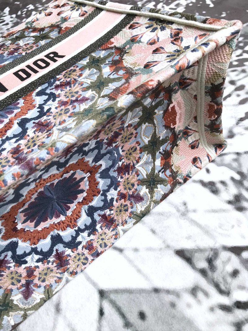 M1286ZRIO Dior Book Tote刺繡帆布手提包 點(diǎn)綴彩色KaleiDiorscopic圖案刺繡