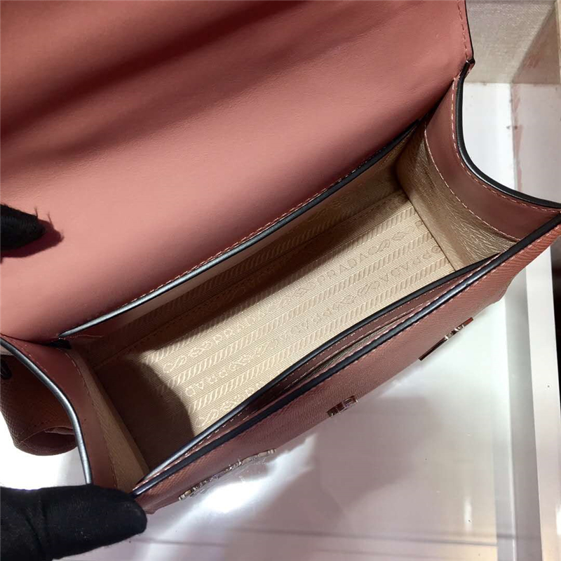 1BD127 Prada女包 Monochrome Logo單肩包 琺瑯金屬貼花 Prada鏈條包 藕粉