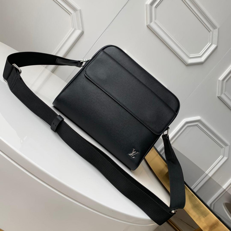 M30260 LV ALEX 小號郵差包 Taiga 皮革男包 黑色