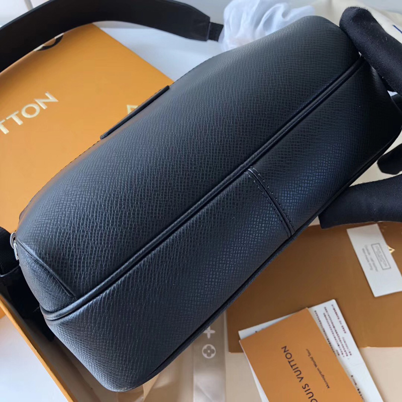 M33435 LV Outdoor 小號郵差包 Taiga皮革男包 LV男士郵差包 黑色