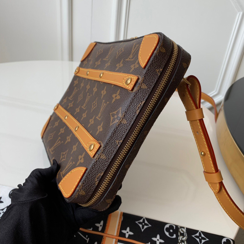 M44754 LV SOFT TRUNK 中號郵差包 Monogram 帆布男包