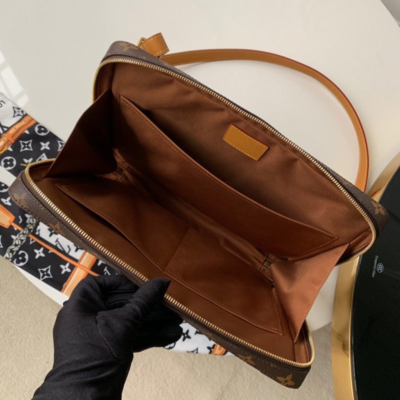 M68494 LV SOFT TRUNK 小號郵差包 Monogram 帆布男包