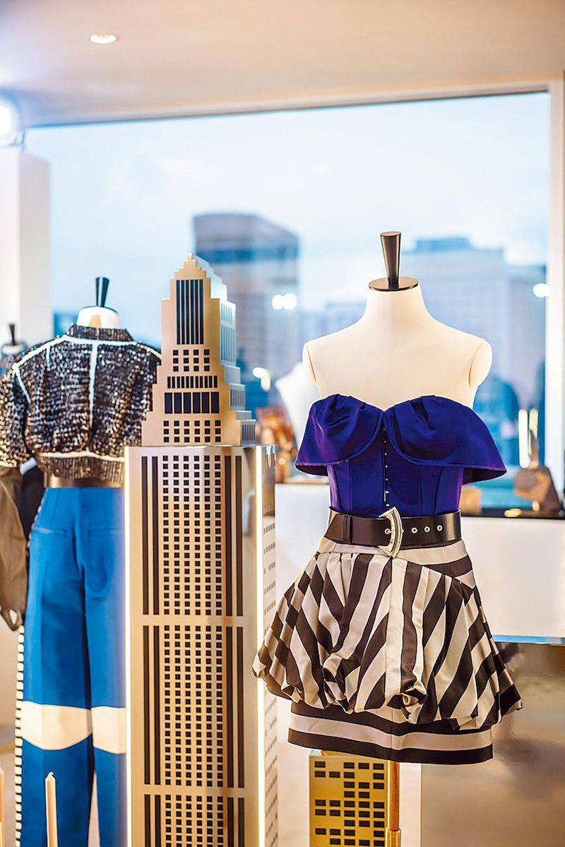馬甲短上衣與直條紋蓬裙,結合80年代與文藝復興元素。