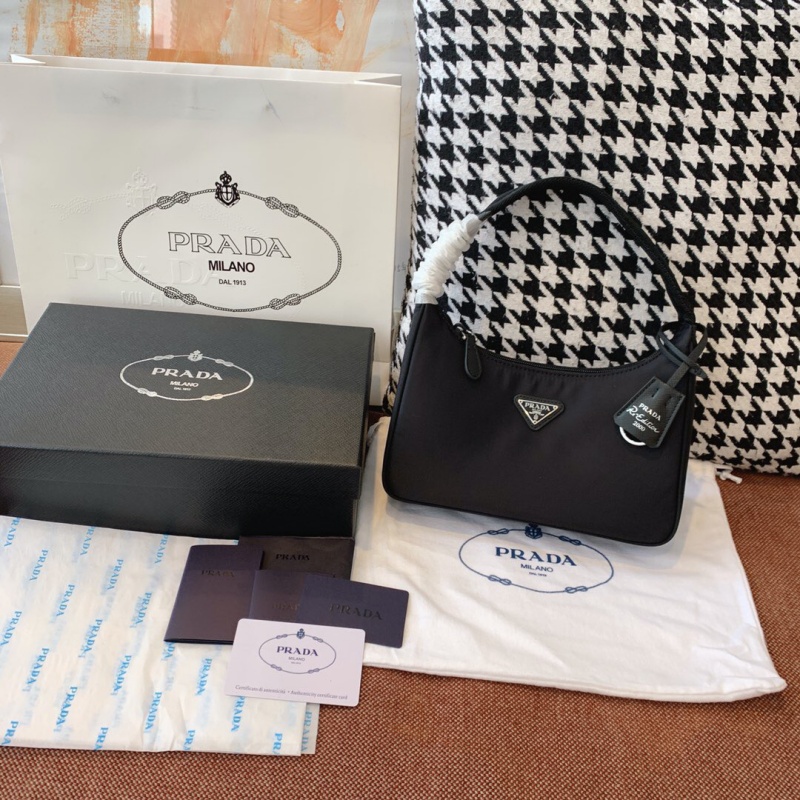 1NE515 Prada Re-Edition 2000 尼龍迷你手袋 普拉達半月包 黑色