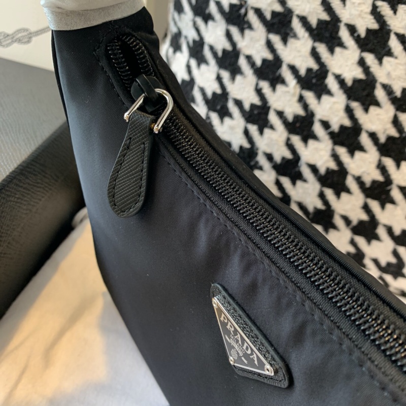 1NE515 Prada Re-Edition 2000 尼龍迷你手袋 普拉達半月包 黑色