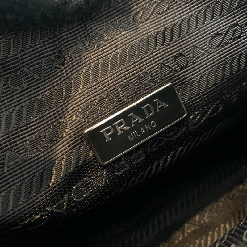 1NE515 Prada Re-Edition 2000 尼龍迷你手袋 普拉達半月包 黑色