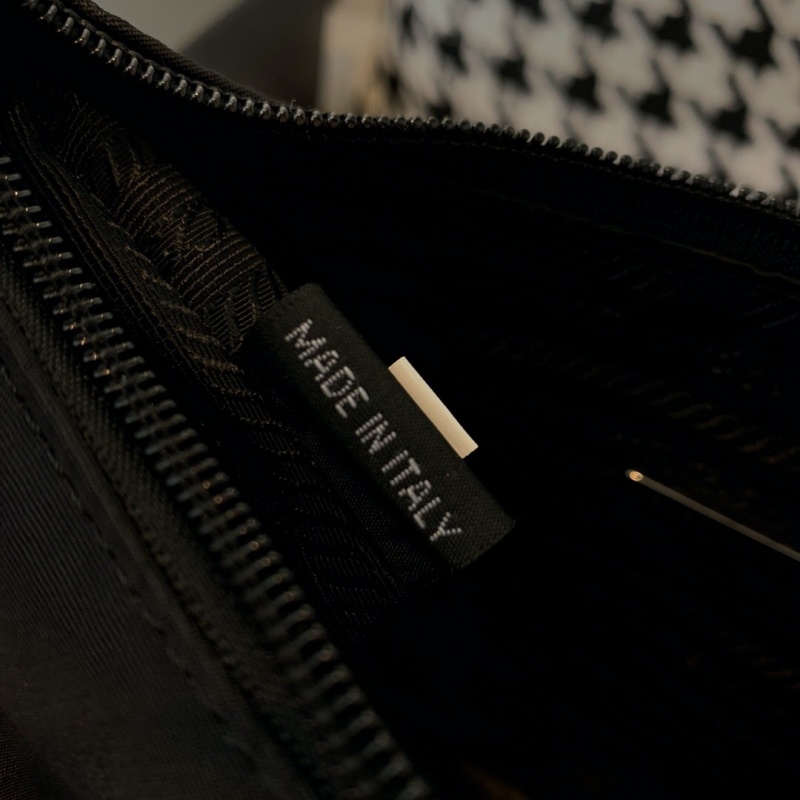 1NE515 Prada Re-Edition 2000 尼龍迷你手袋 普拉達半月包 黑色