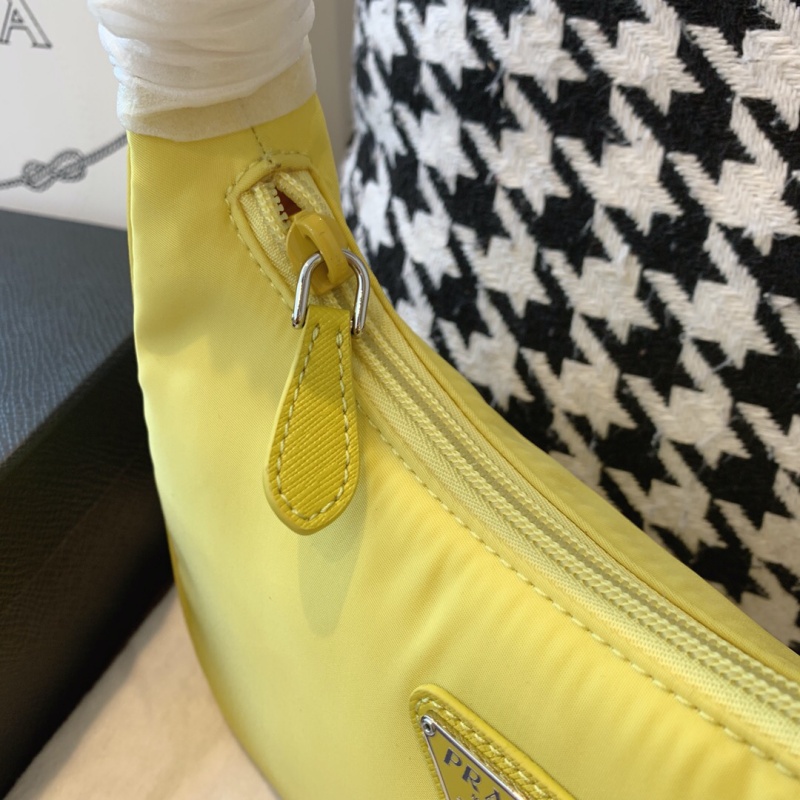 1NE515 Prada Re-Edition 2000 尼龍迷你手袋 普拉達半月包 黃色