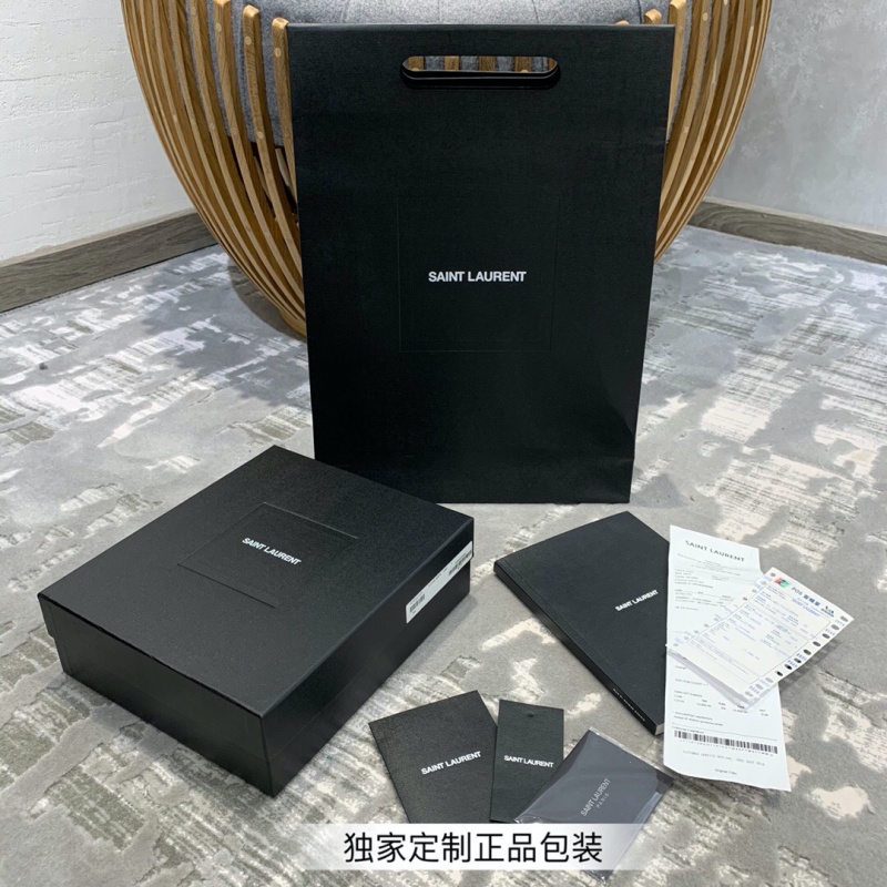 610436 YSL圣羅蘭 VINYLE V形紋絎縫光滑皮革圓形相機包 白色金扣