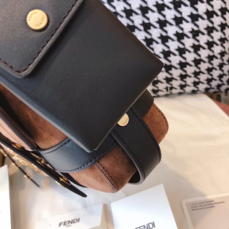 8BR778 FENDI芬迪 棕色麂皮大號(hào)黑色皮革綁帶單肩包 Fendi法棍包