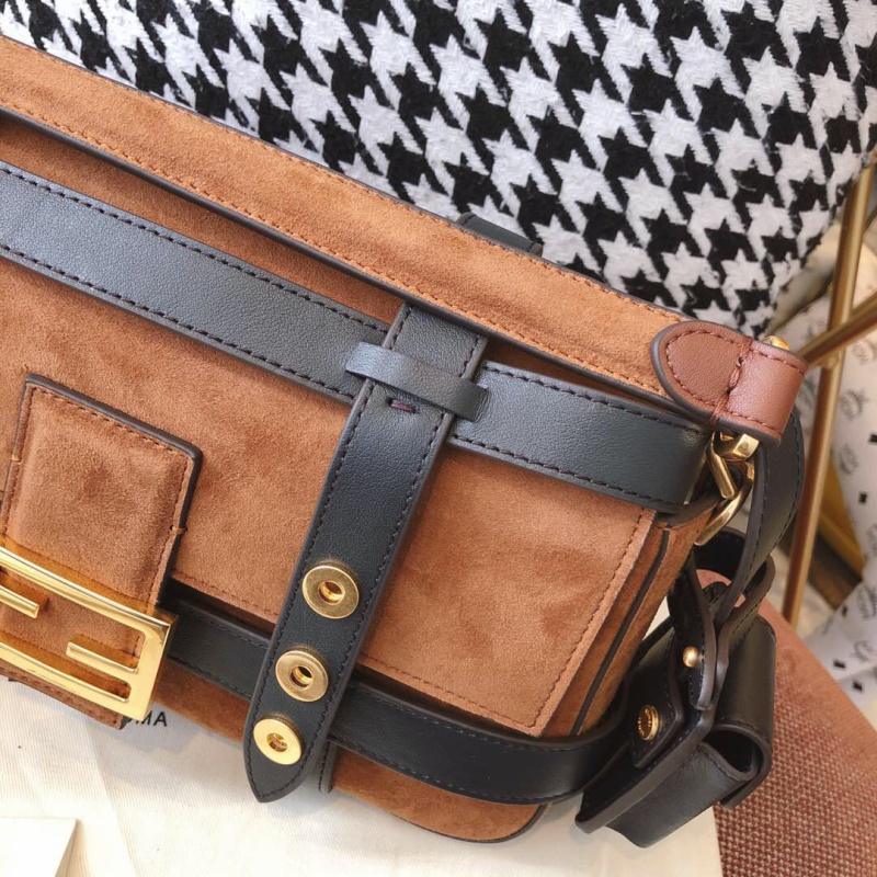 8BR778 FENDI芬迪 棕色麂皮中號(hào)黑色皮革綁帶單肩包 Fendi法棍包