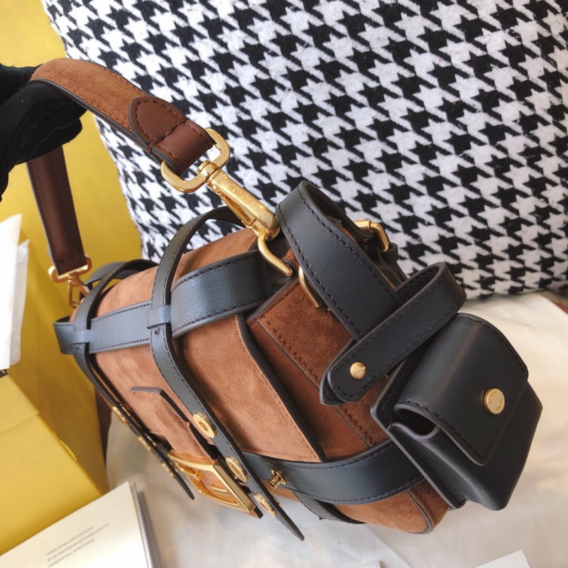 8BR778 FENDI芬迪 棕色麂皮中號(hào)黑色皮革綁帶單肩包 Fendi法棍包